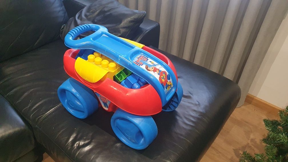 Carrinho com legos