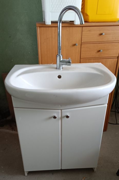 Szafka łazienkowa z umywalką i kranem