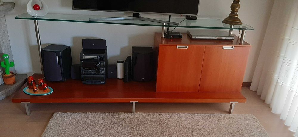 Móvel de sala de estar para colocação de aparelhos Multimédia