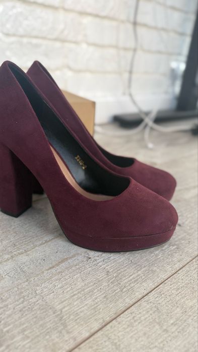 Нові туфлі на підборах