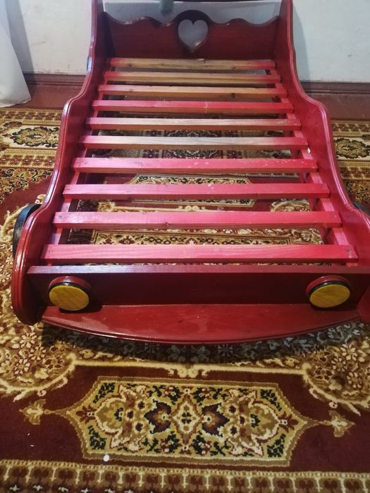 Ліжко машинка, червоного кольору.