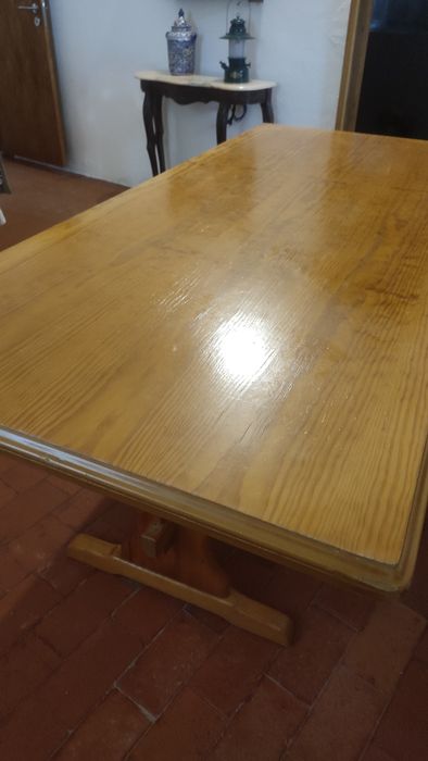 Mesa em madeira para banquete