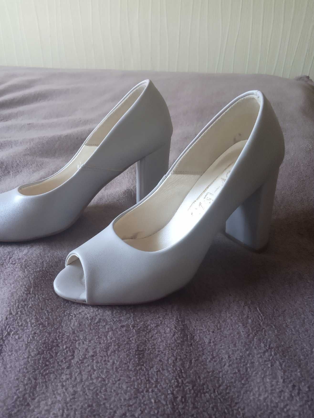 Buty na obcasie nowe, rozmiar 36