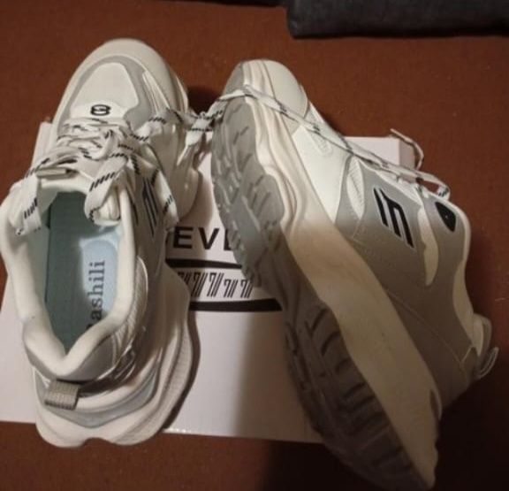 Кросівки жіночі стильні