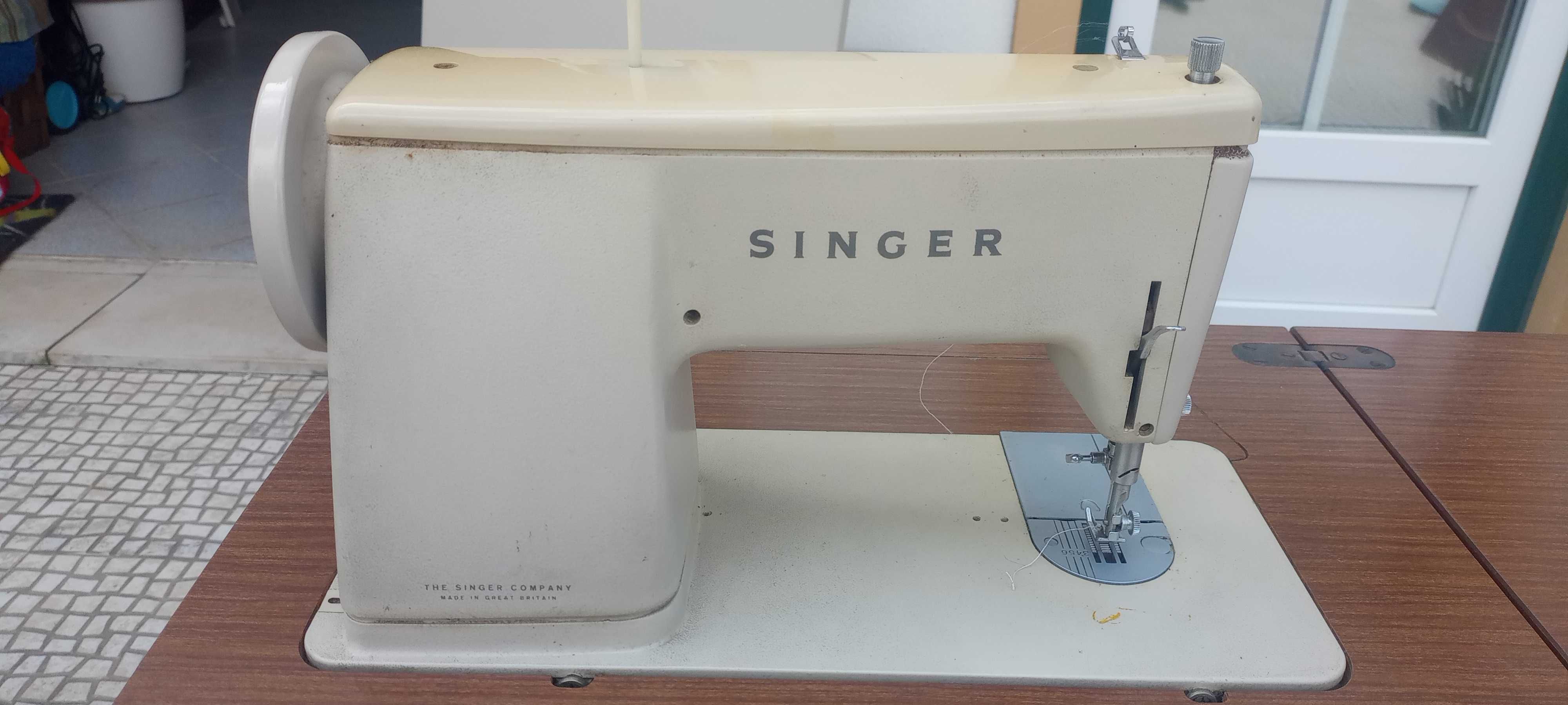 Máquina de costura e movel Singer - Vintage