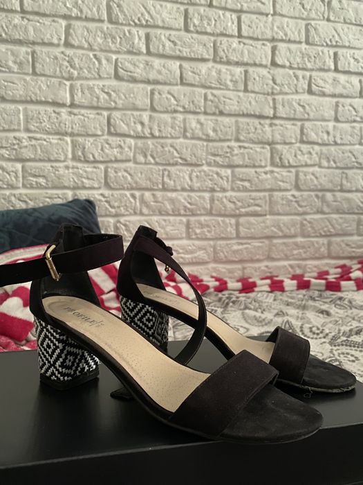 Buty na koturnach w bardzi dobrym stanie roz.38