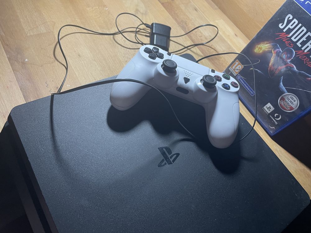 Ps4 slim/ czarny/ w zestawie kontroler