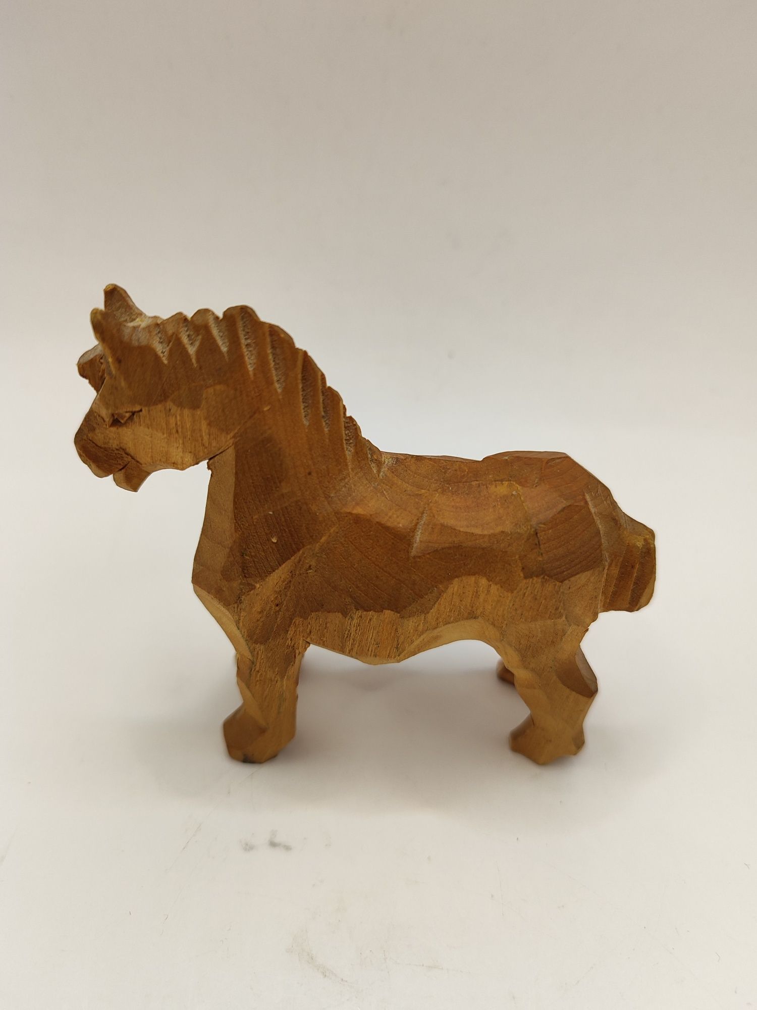 Rzeźba drewniana koń konik kolekcja koni drewno