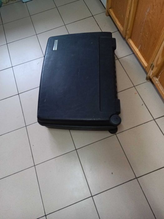 продаётся большой дорожный чемодан на колёсиках 85 на 60 см