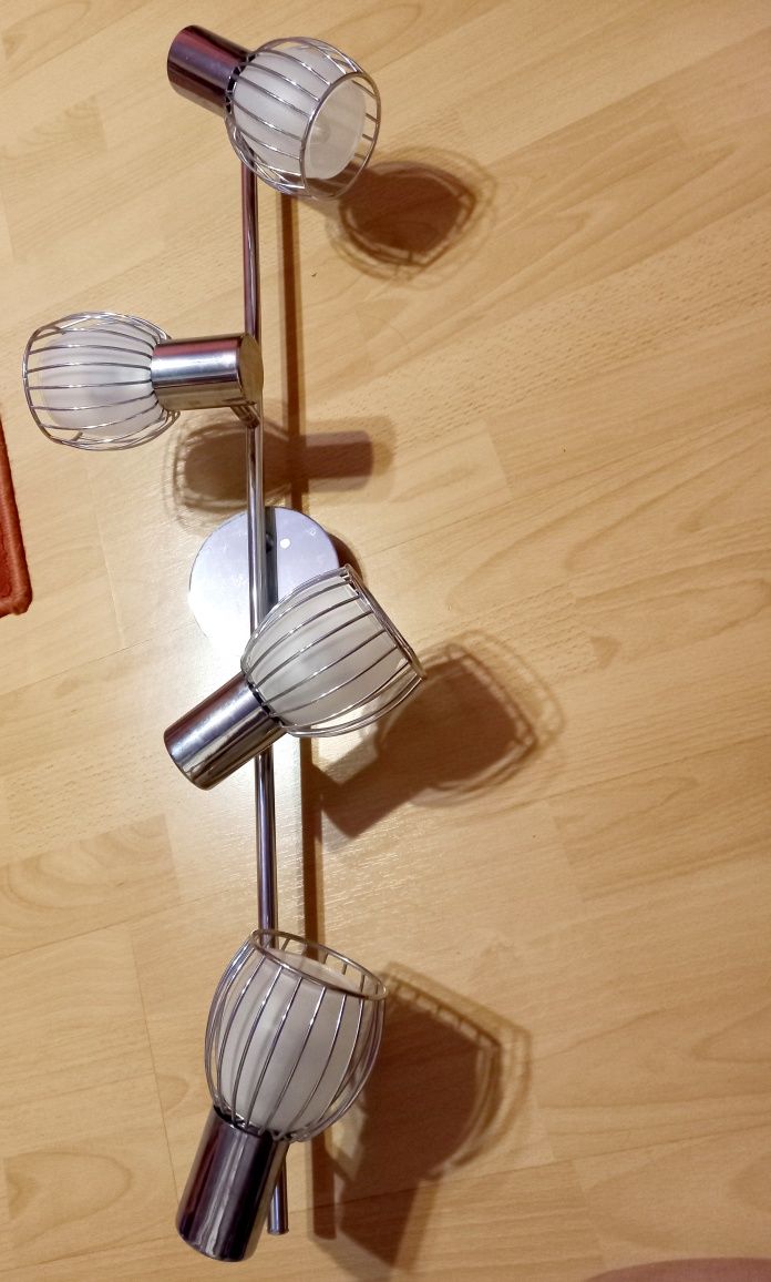 Lampa sufitowa czteropunktowa.