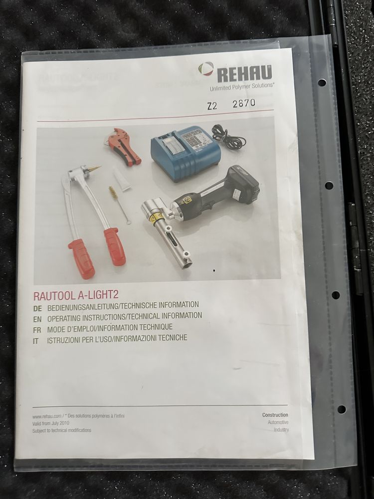 Zaciskarka elektryczna Makita - Rehau