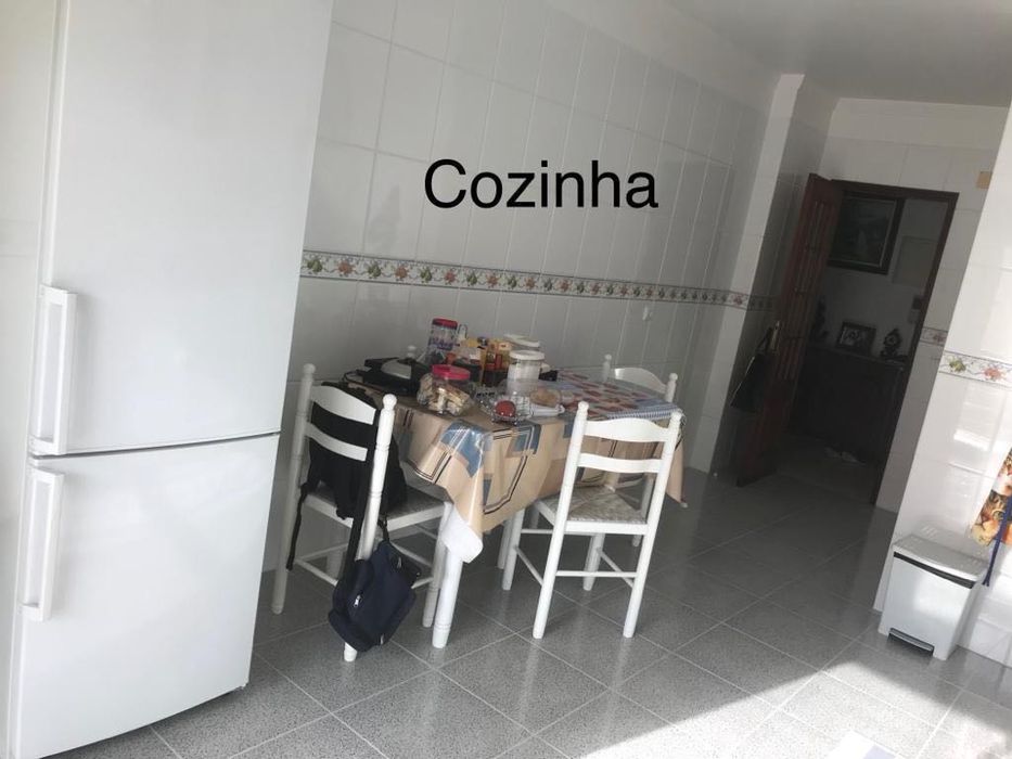 Mesa de cozinha e quatro cadeiras