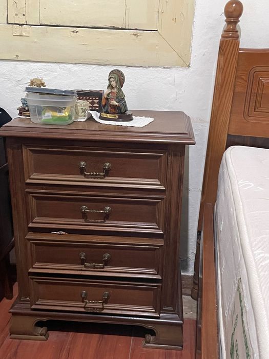 Mobilia de quarto usada (cama e mesinha de cabeceira)