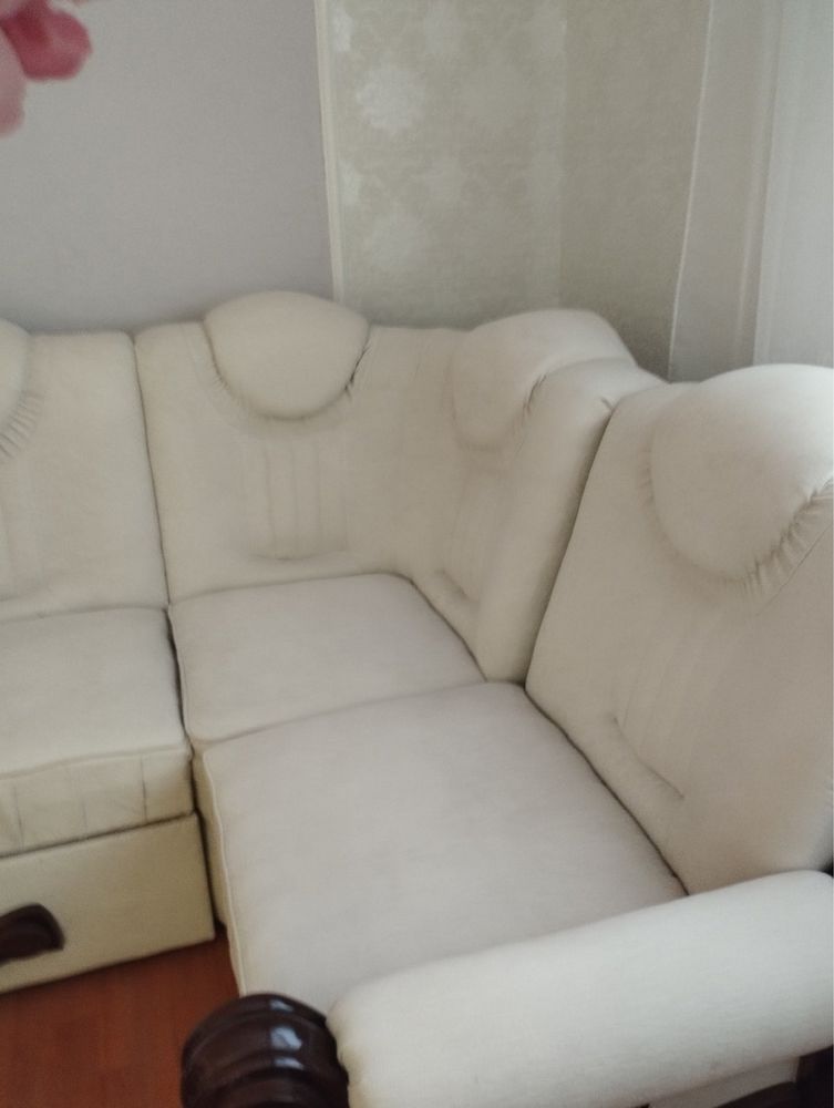 Кутовий диван Білого кольору.