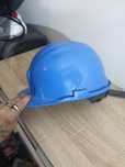 Niebieski kask do pracy