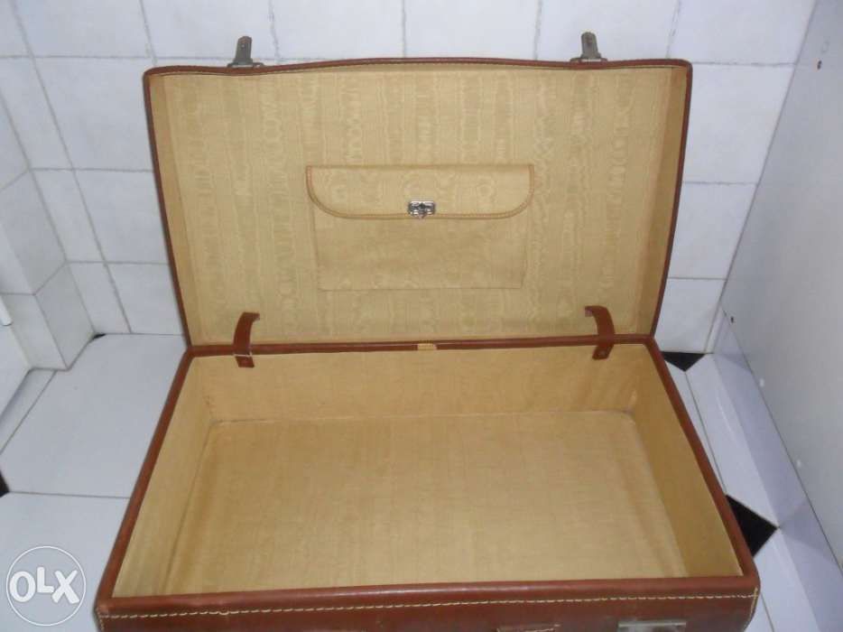 Mala de viagem antiga em cabedal