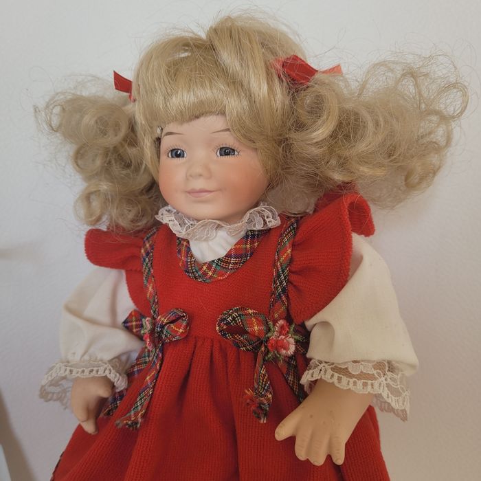 Mała lalka porcelanowa kolekcjonerska na stojaku 28 cm