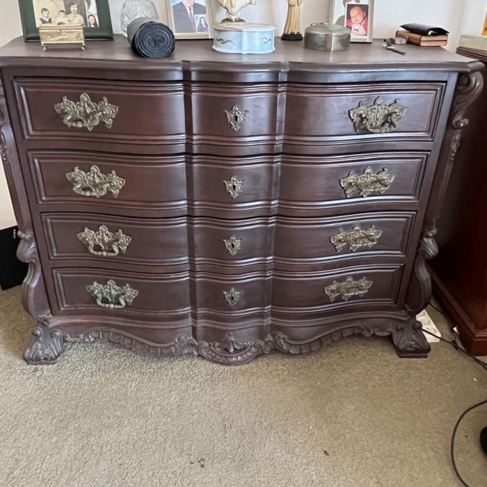 Cómoda clássica em madeira com ferragens decorativas