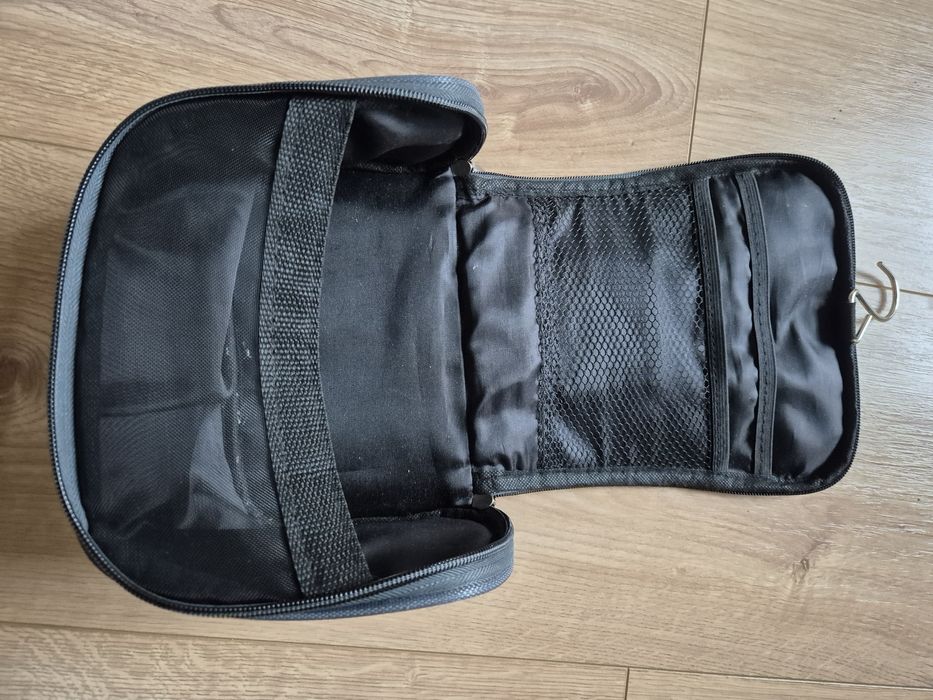 Szara kosmetyczka podróżna używana