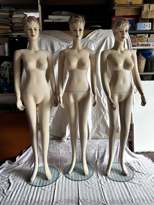 3 manequins femininos de corpo inteiro com base de vidro