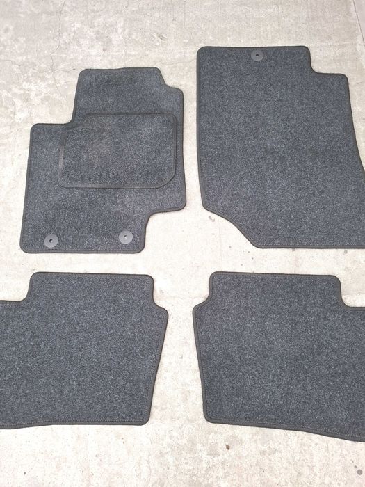 Czarne dywaniki welurowe. Hyundai i20 2010r.