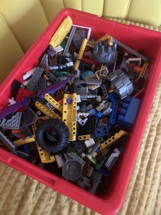Sprzedam dwa pudełka LEGO i figurki w całkowitej wadze 8 kg