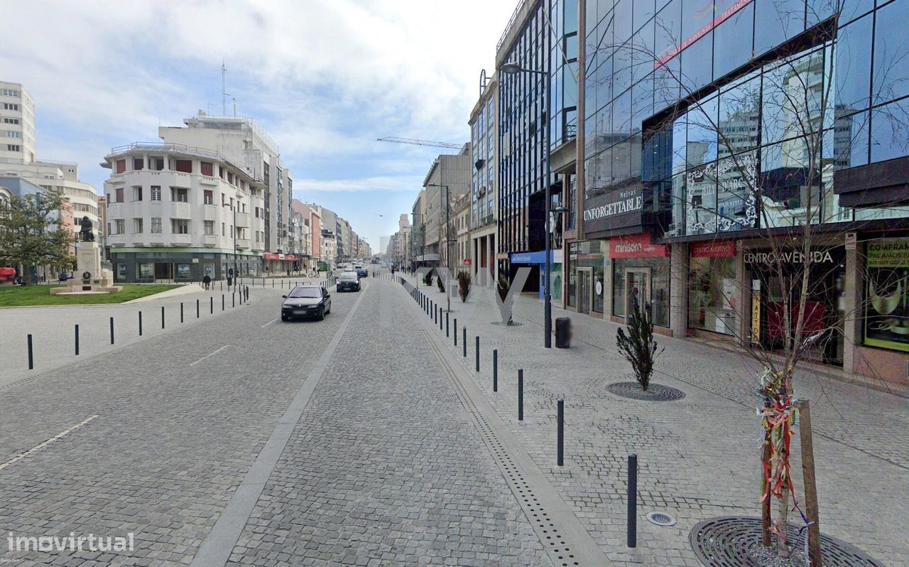 Loja no Centro Avenida, junto ao Fórum de Aveiro