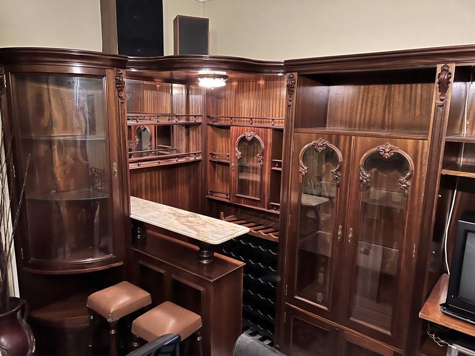 Móvel de Sala com bar + 2 bancos altos