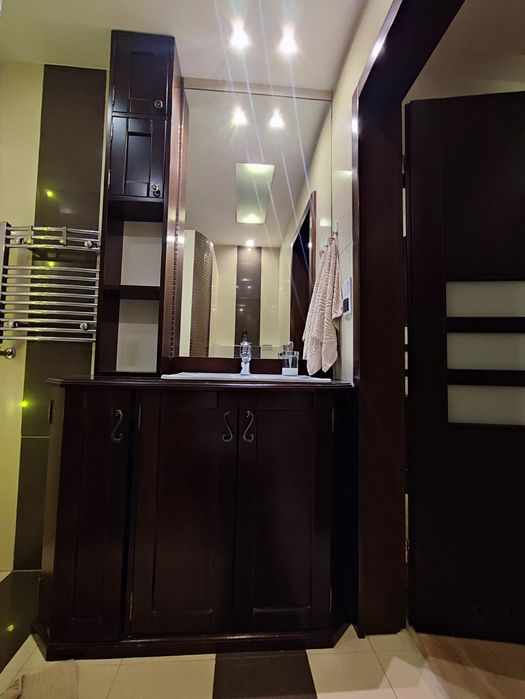 Dębowa szafka łazienkowa z umywalką i baterią