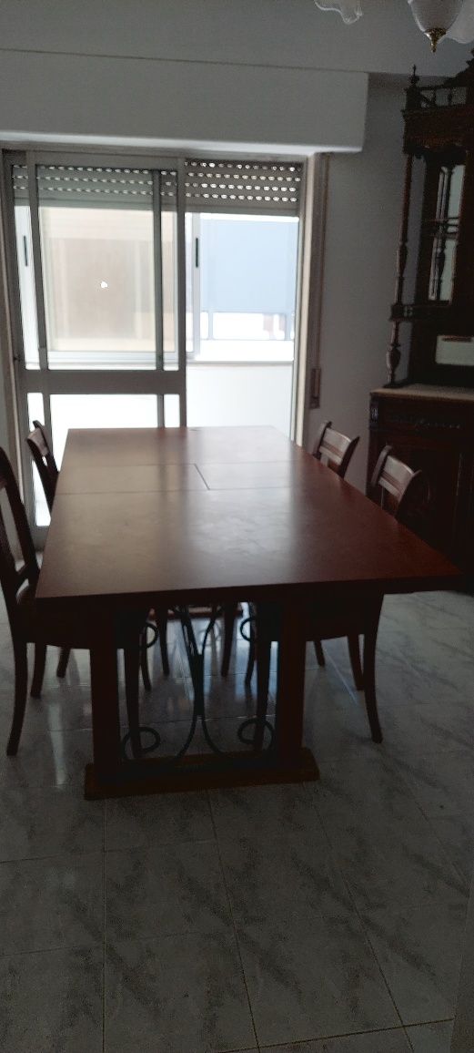 Mesa com 4 cadeiras em bom estado