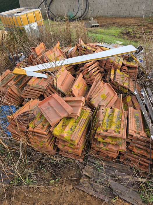 Telhas ,dou estas telhas a quem quiser vir busca- las