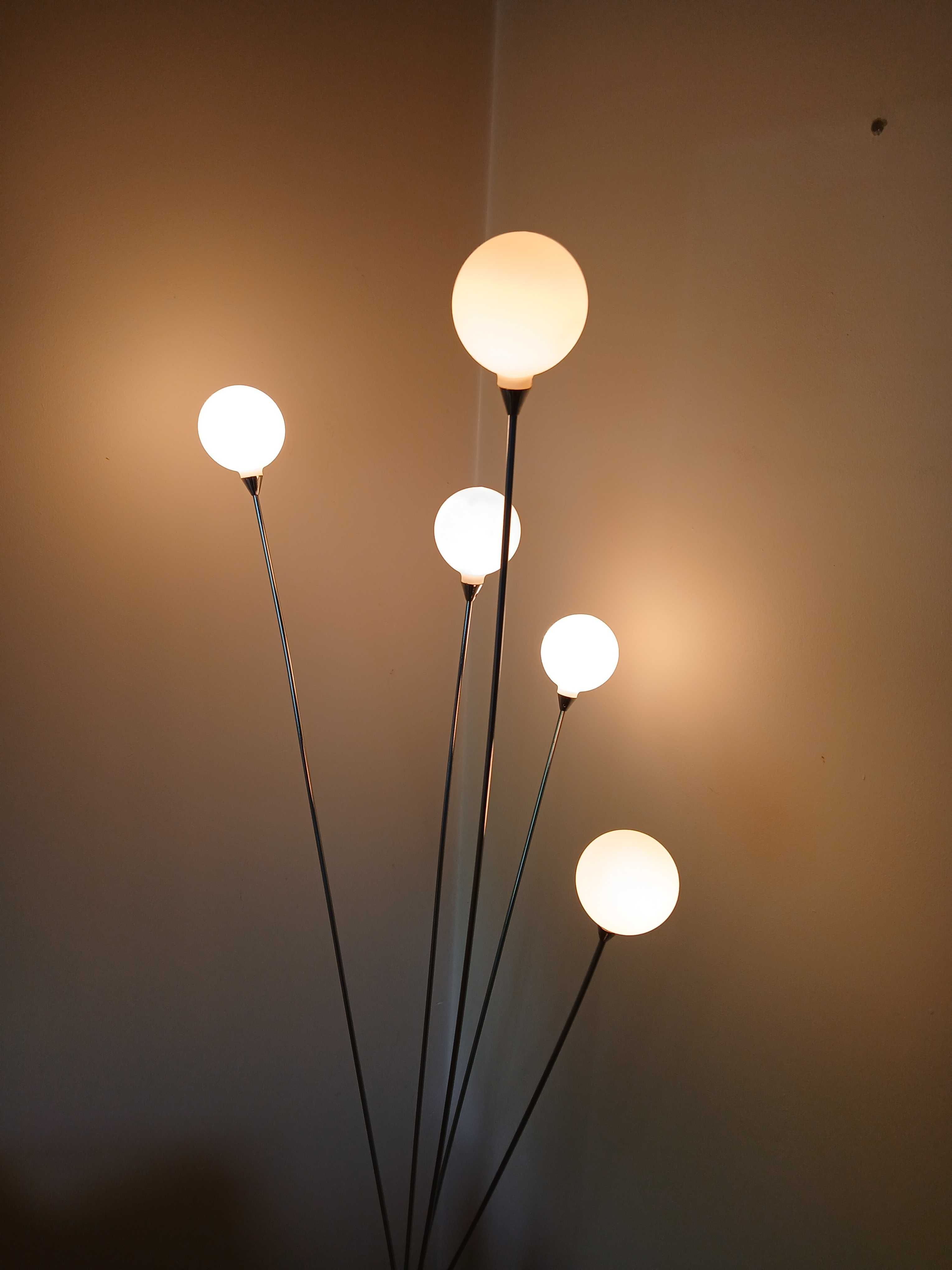 Elegancka stojąca lampa