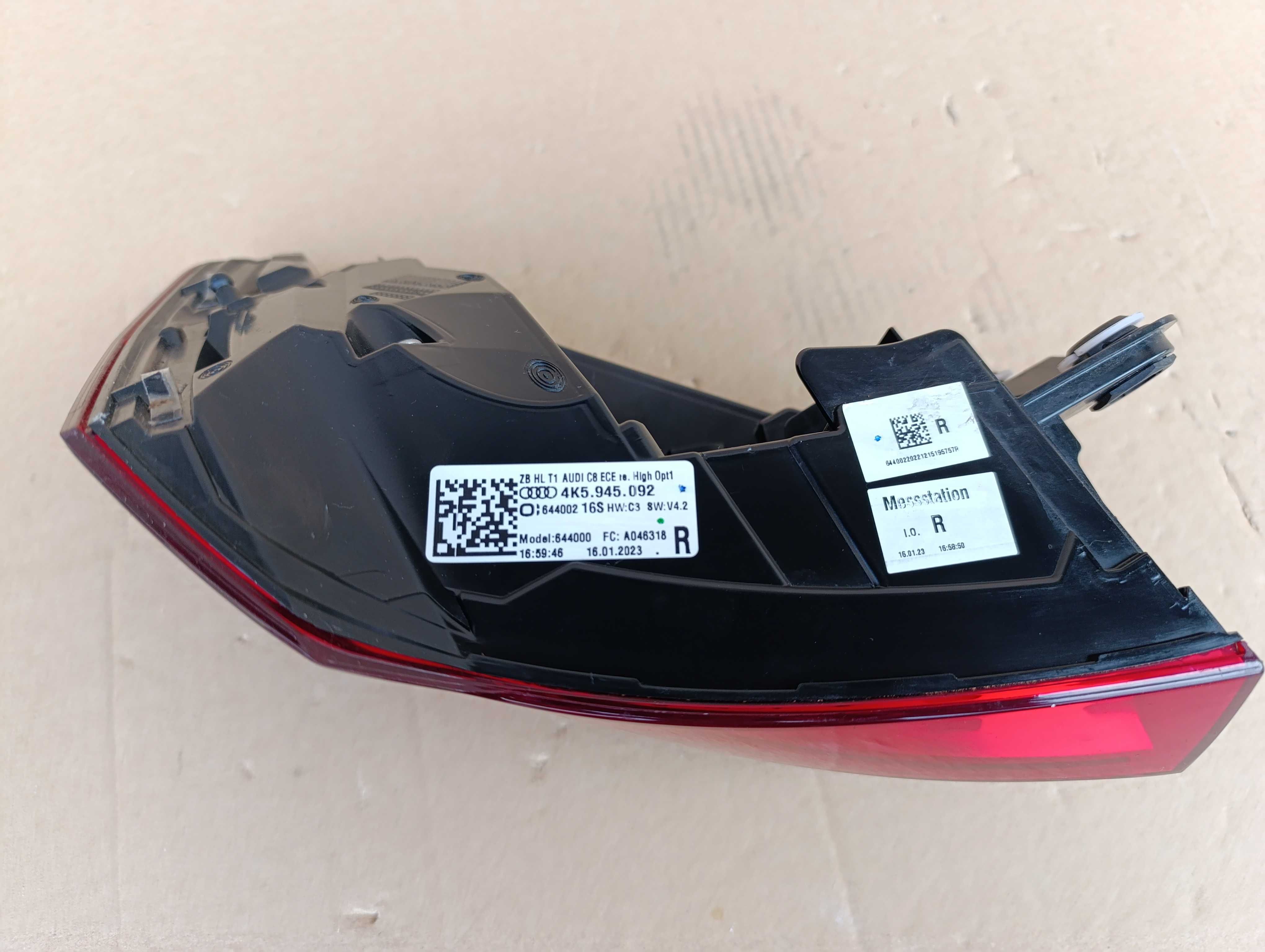 Audi A6 C8 sedan lampa zespolona prawa tył w błotnik matrix idealna