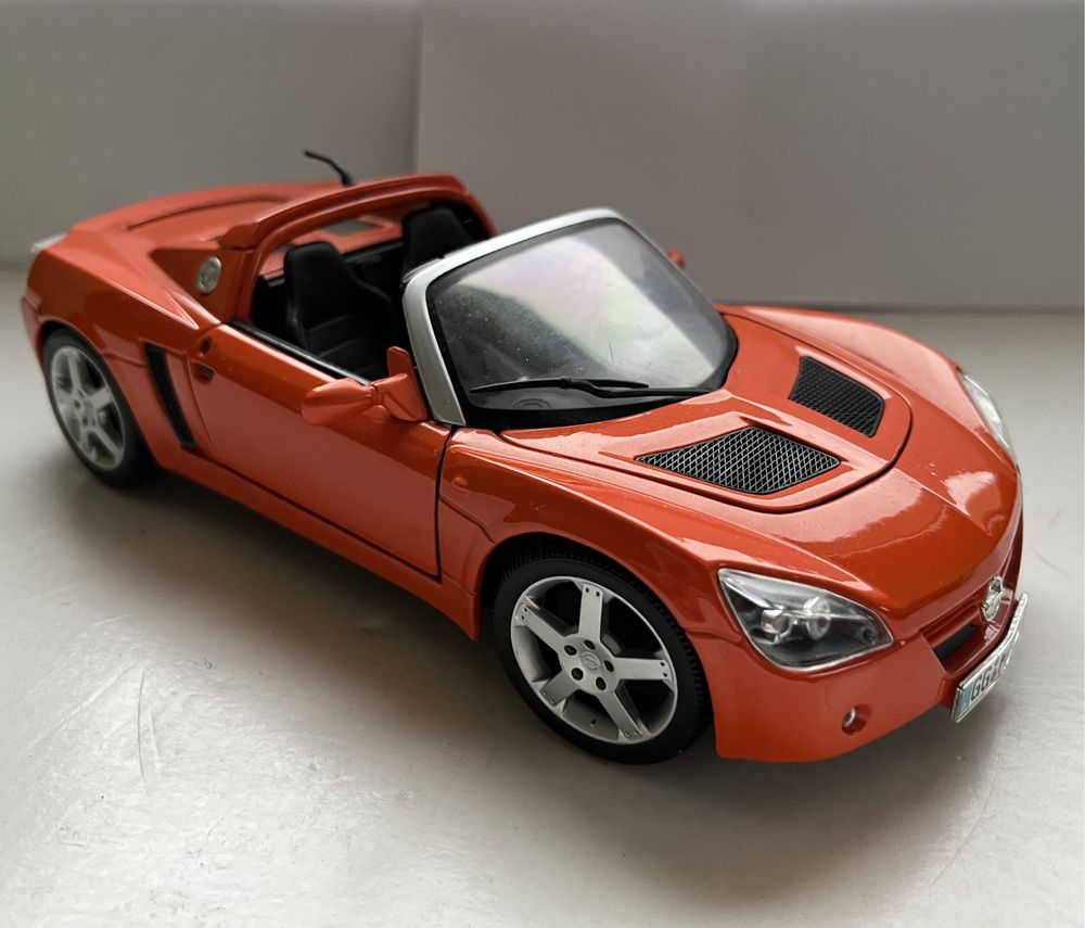 Model samochodu w skali 1:18 Opel Speedster Maisto Norev Bburago