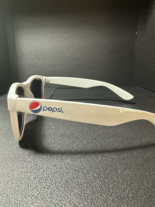 Óculos de sol brancos da PEPSI - Gênero Ray-Ban Wayfarer