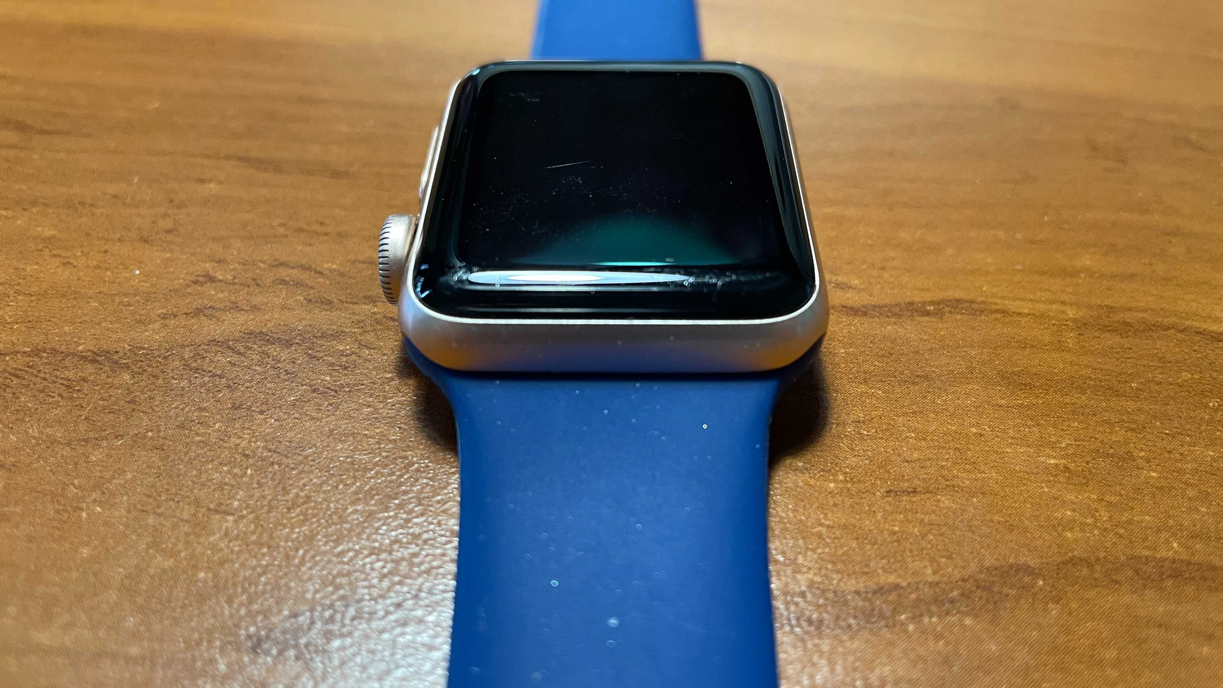 Apple Watch Series 3 (38 мм).