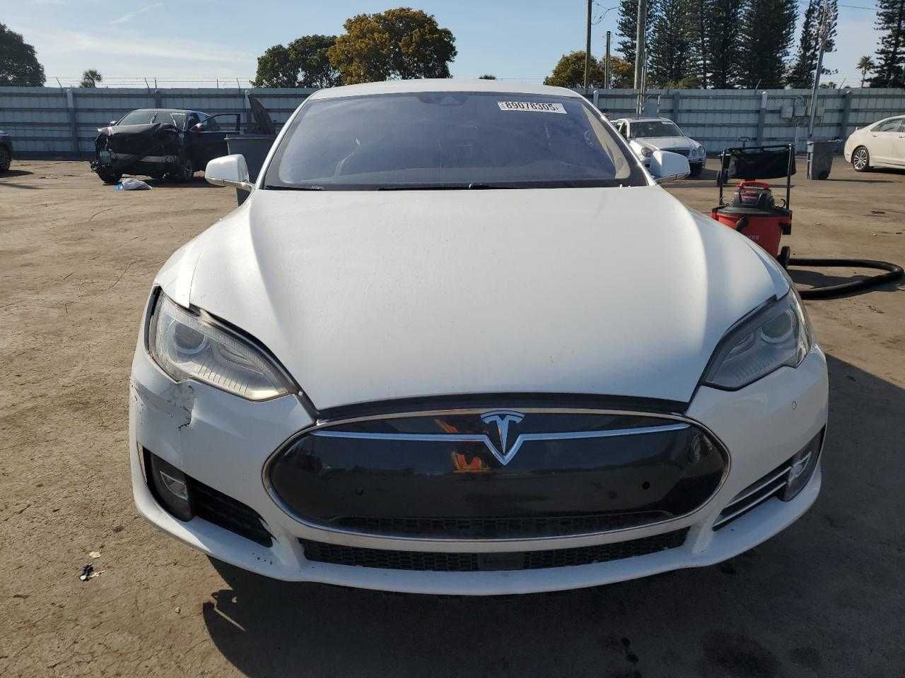 Tesla Model S 2015