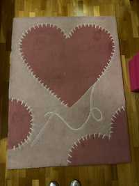 Carpete/ tapete rosa con corações