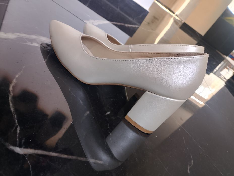 Ślubne perłowe buty czółenka na słupku