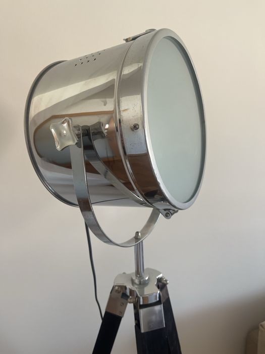 Candeeiro de Pé com estilo Holofote Homa