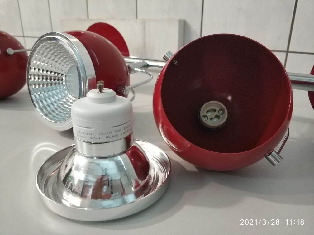 Sprzedam 4 lampy sufitowe LED kule obrotowe, 2 czerwone i 2 białe