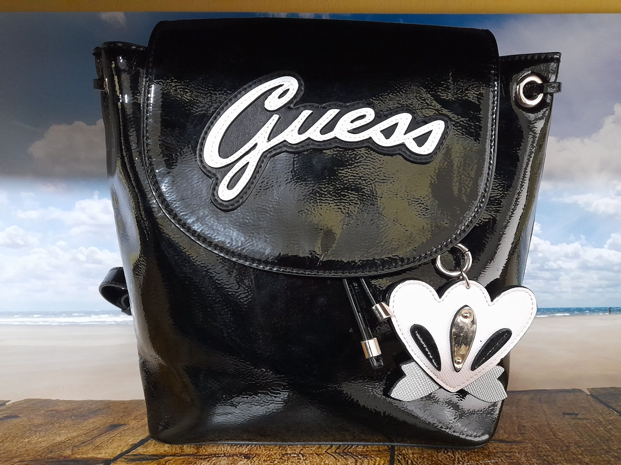 Оригінал Guess лаковий рюкзак з брелоком