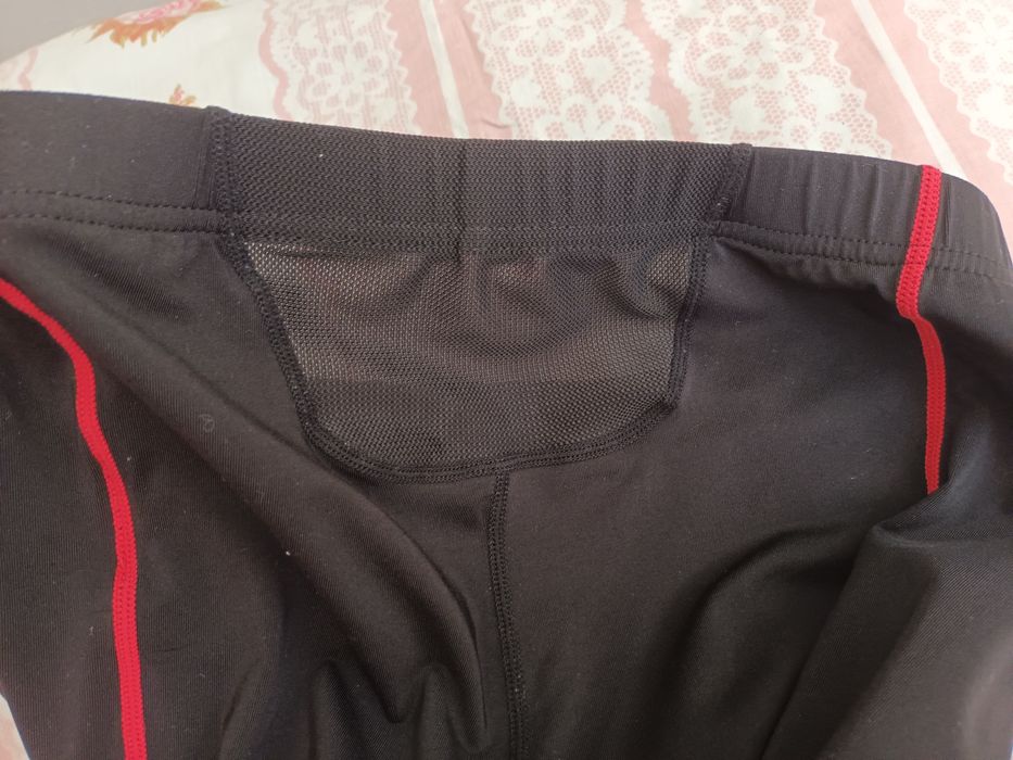 Czarne spodnie spodenki legginsy sportowe z czerwonymi elementami M