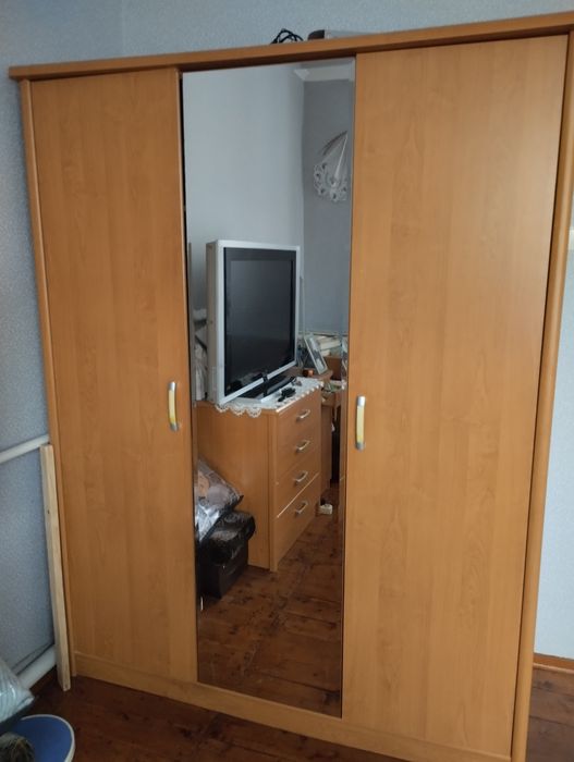 Продам шафу трьох дверну