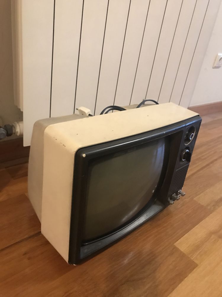 Televisao retro vintage a funcionar