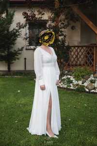 Suknia ślubna z długim zwiewnym rękawem