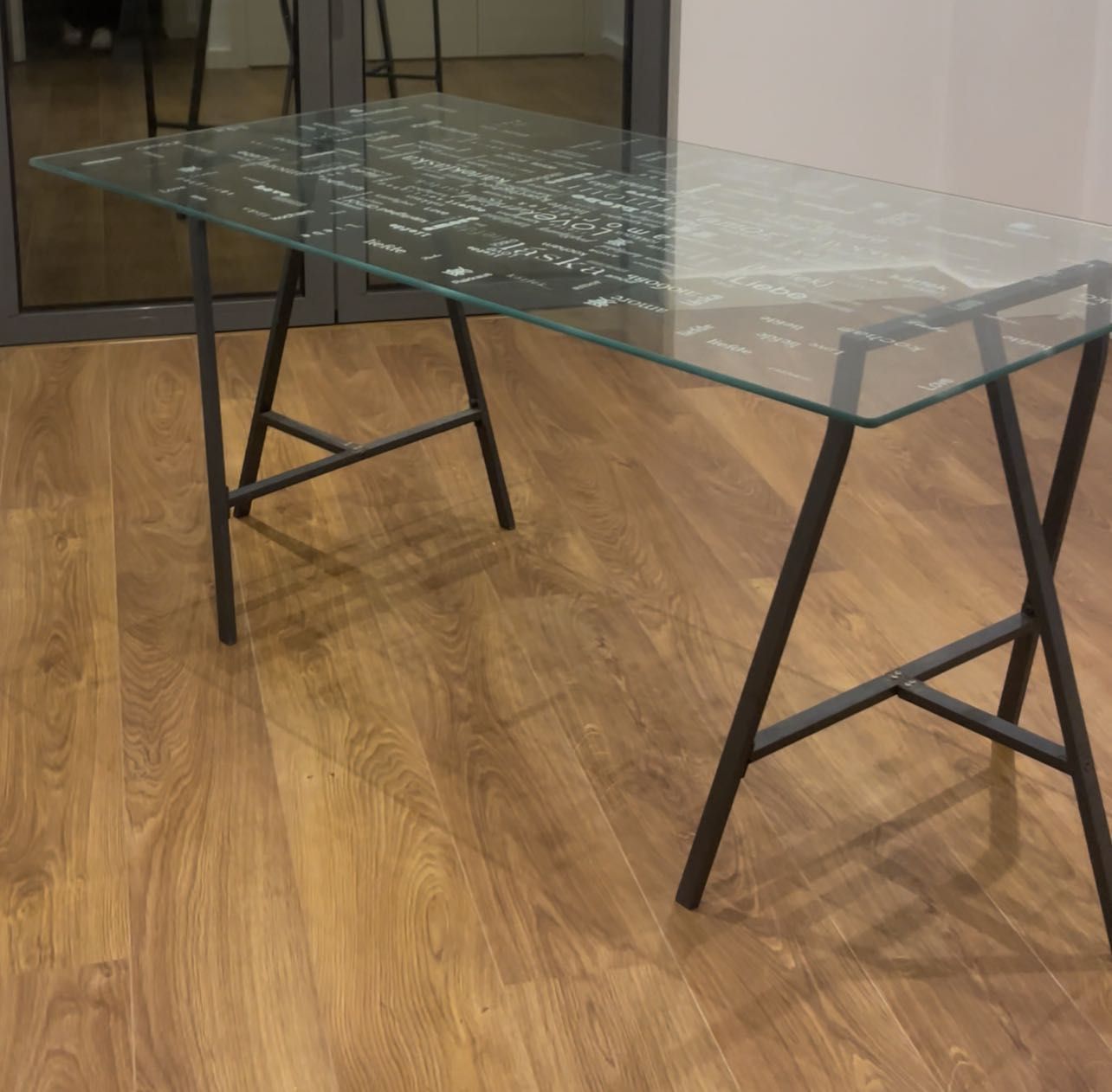 Mesa de cavaletes com tampo em vidro temperado
