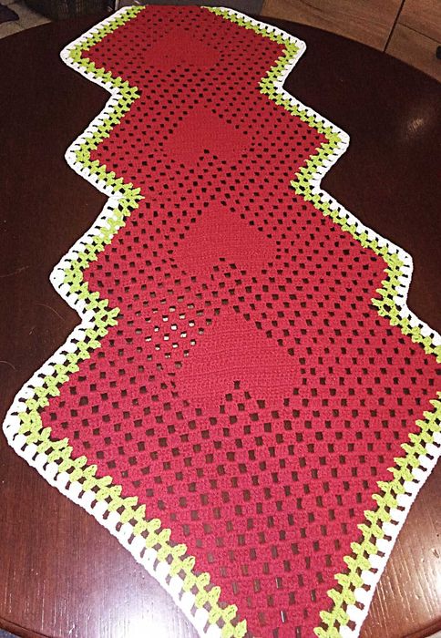 Centro de mesa em crochê vermelho, verde e branco feito à mão