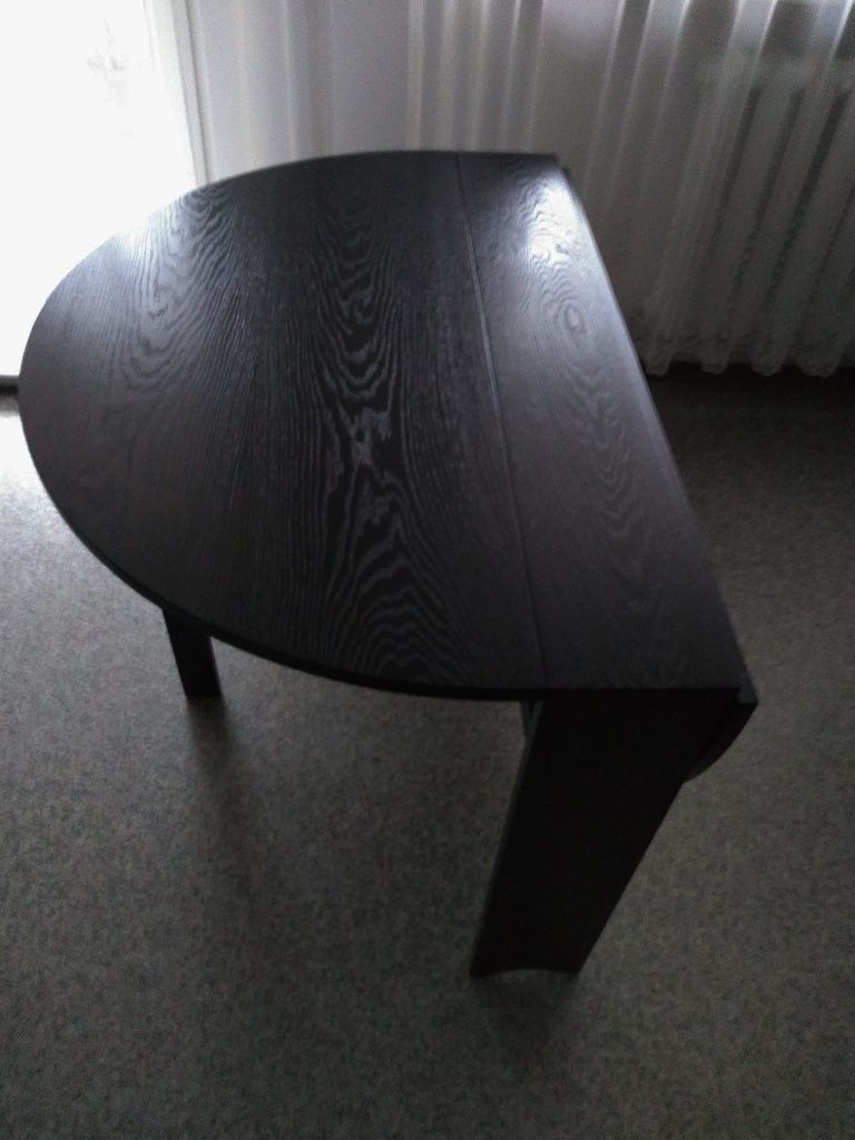 Drewniany czarny stół.