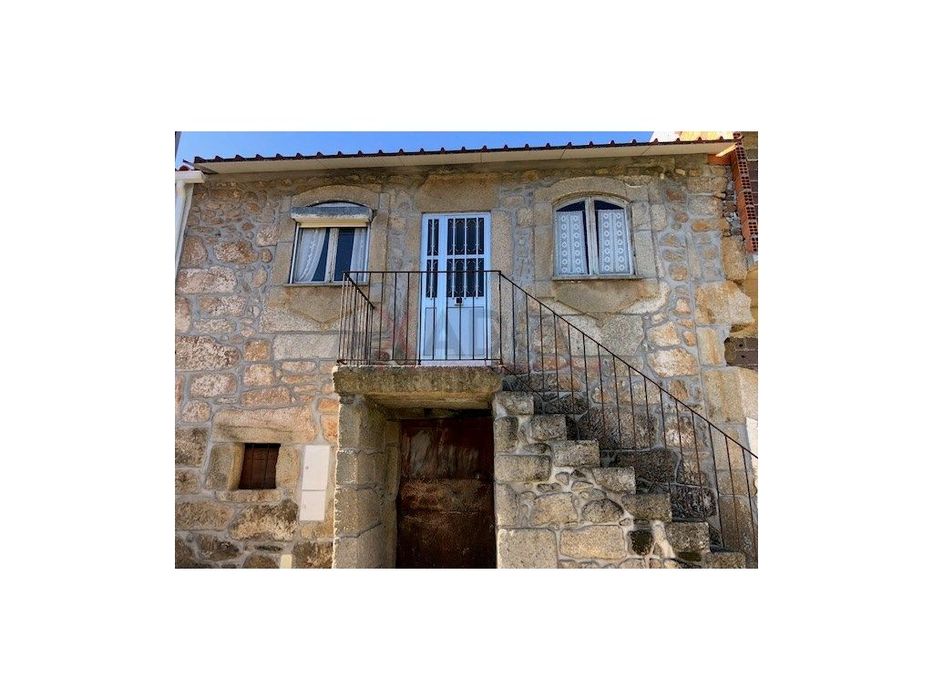 Moradia Em Pedra Com Vistas Para A Serra Da Estrela Santiago Seia